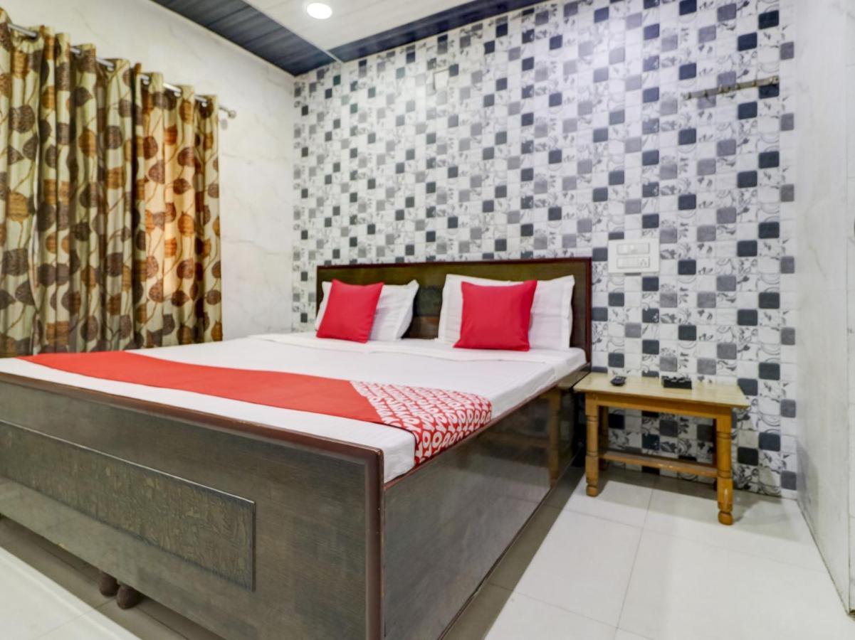 Oyo 77454 Hotel Prince Palace Patiāla Esterno foto